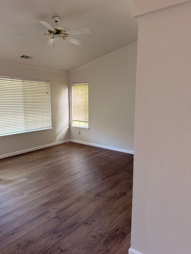 Building Photo - 3-bedroom, 2-bath home in great neighborhood!
