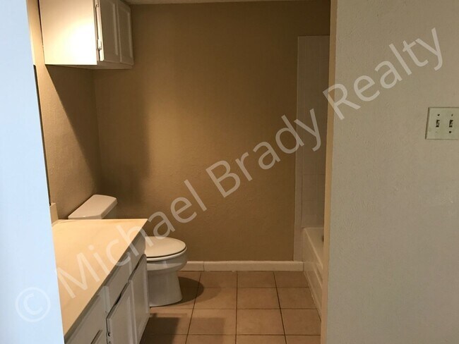 Building Photo - One Bedroom Condo!