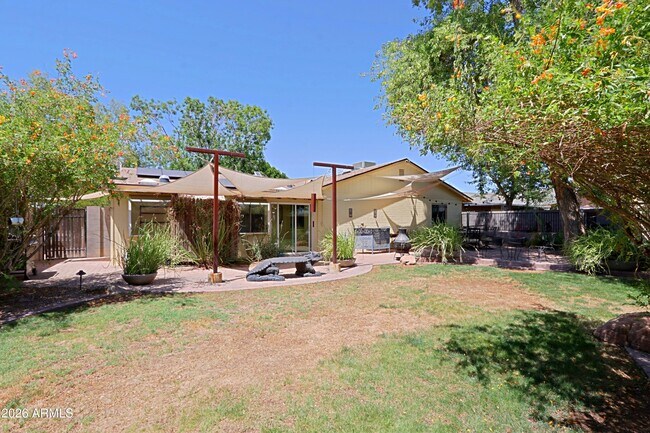 Building Photo - 703 E Auburn Dr