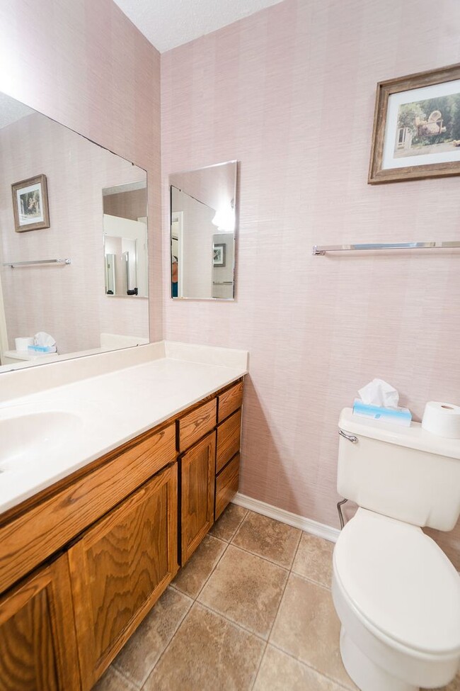 Building Photo - Move-in ready Townhome in a quiet neighbor...