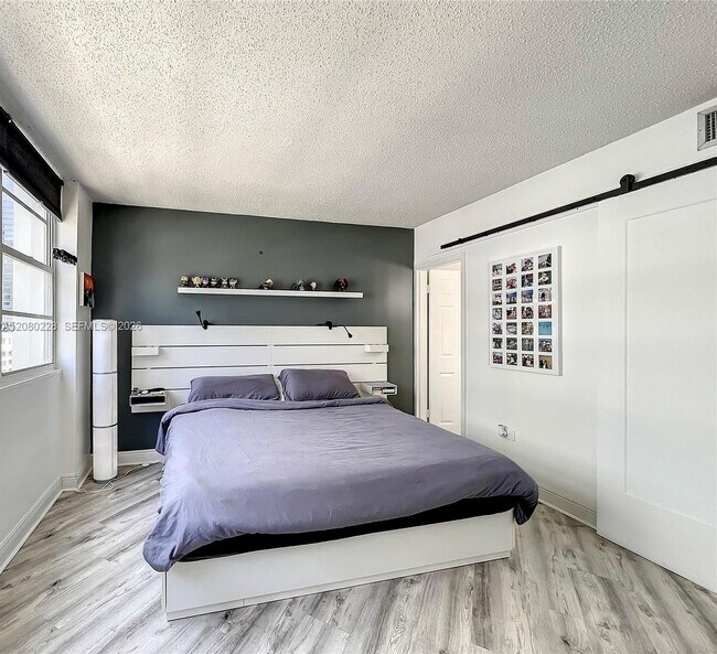 Building Photo - 999 Brickell Bay Dr