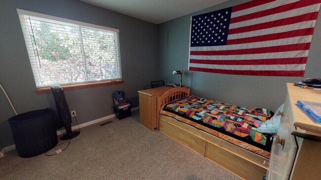 Building Photo - Beautiful sunny home