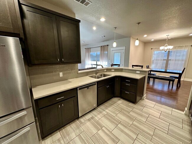 Building Photo - 405 Woodlawn Dr
