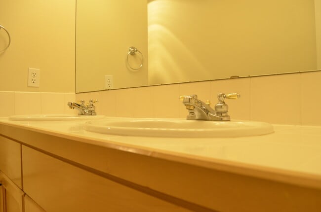 Building Photo - Klahanie 2 bedroom condo is available to m...