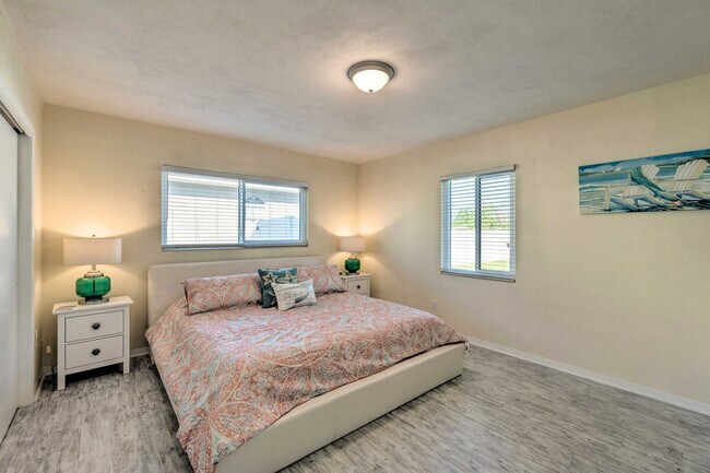 Building Photo - 1017 Pineland Ave