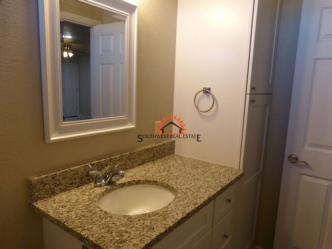 Building Photo - Spacious 2 bedroom 2 bath Duplex.