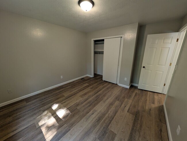 Building Photo - 301 E Palm Dr