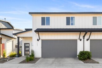 Building Photo - Beautiful Home