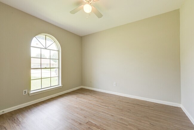 Building Photo - 2035 Deerhurst Ln