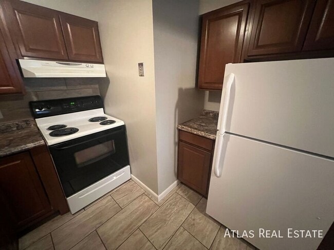 Building Photo - 835 E San Miguel St