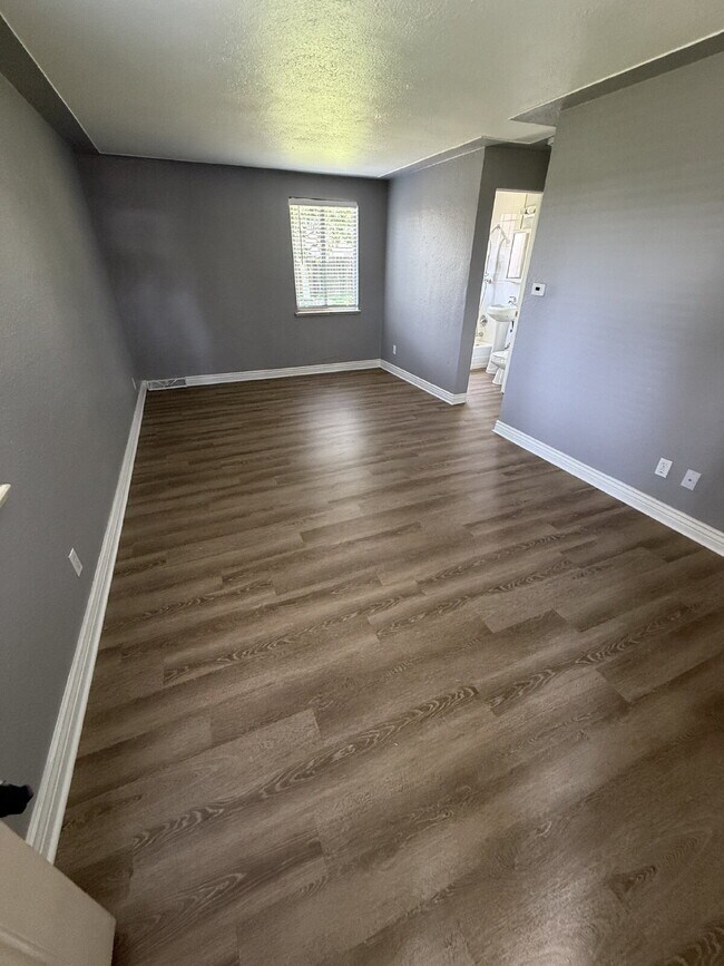 Building Photo - Freshly Updated 1-Bedroom Apartment in Denver – Move-In Ready!