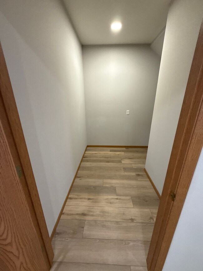 Building Photo - Large 2 Bedroom, 2 Bath apartment with 2 car garage