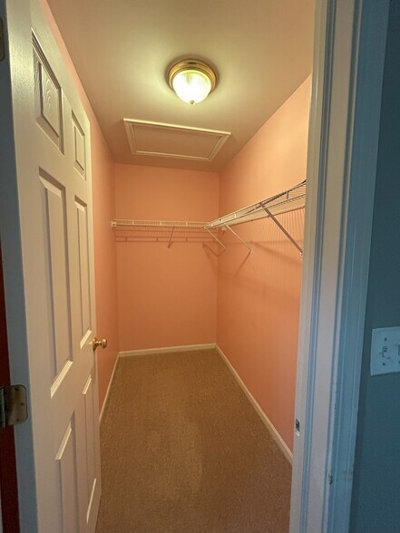 Building Photo - 707 Red Oak Ct