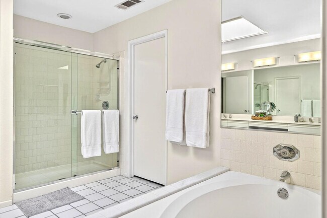 Building Photo - 55105 Oak-Hill