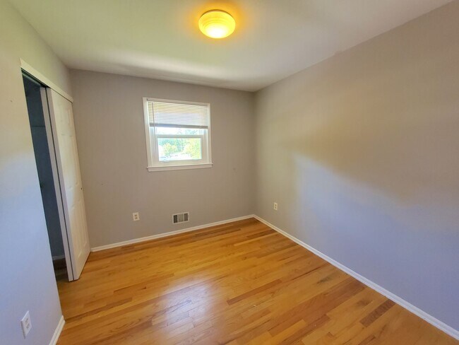 Building Photo - Single family, bi-level home with 4-bedrooms (one bedroom on ground level), 2.5 bathrooms, attach...