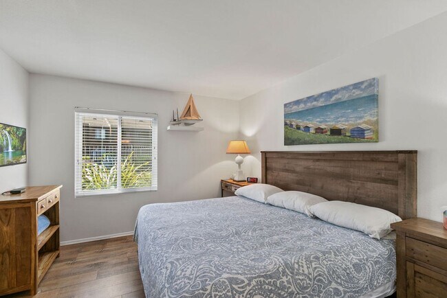 Building Photo - Furnished Ground-Level Beach Condo!