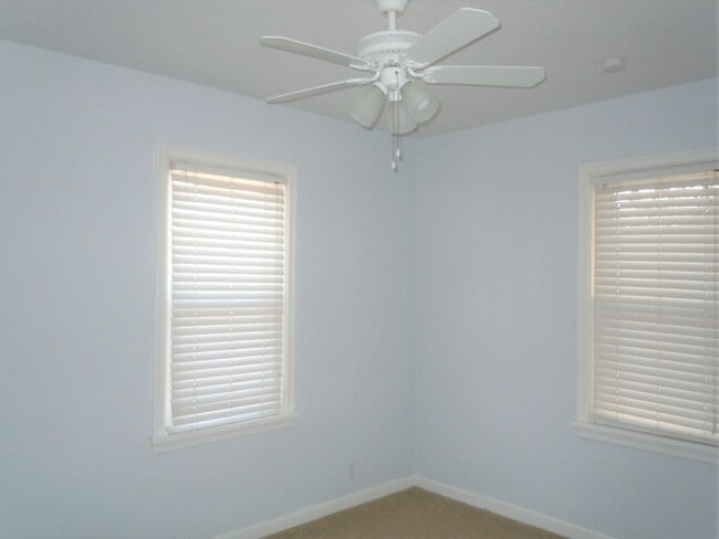 Building Photo - Cute Two Bedroom Cottage with Garage!