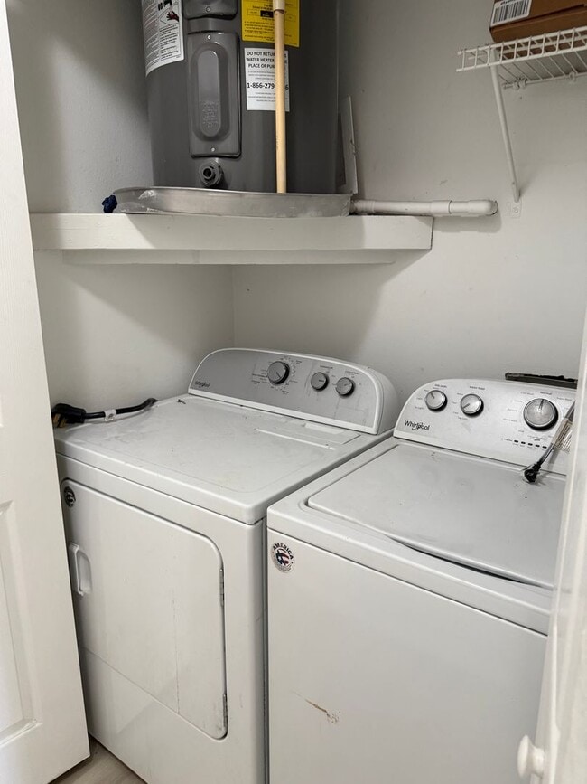 Building Photo - 3 Bed / 1 Bath Unit Available for Rent!