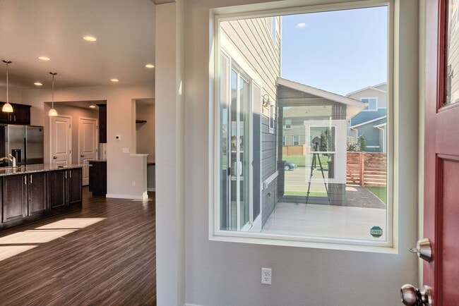 Building Photo - Beautiful 3 Bedroom Townhome in Mosaic