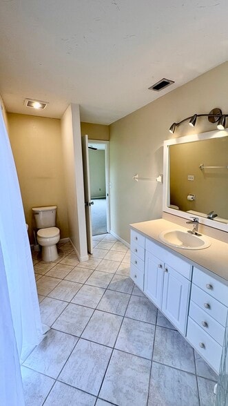 Building Photo - 5001 Vivienda Way