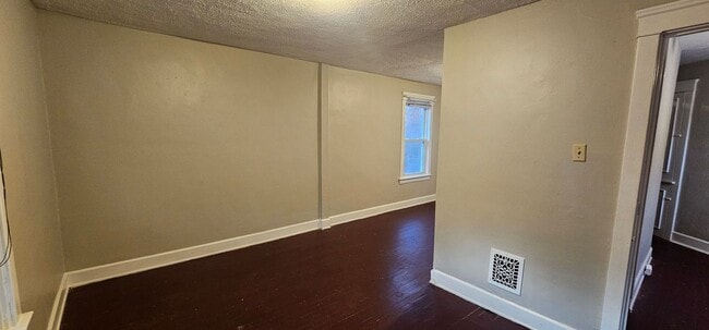 Building Photo - 3 Bed - 1.5 Bath - Single Family Home