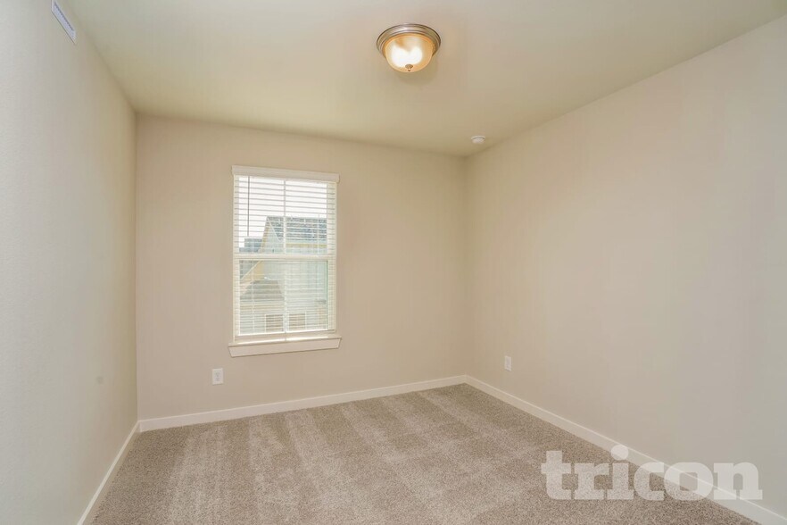 Building Photo - 9835 Willow Creek Commerce Dr