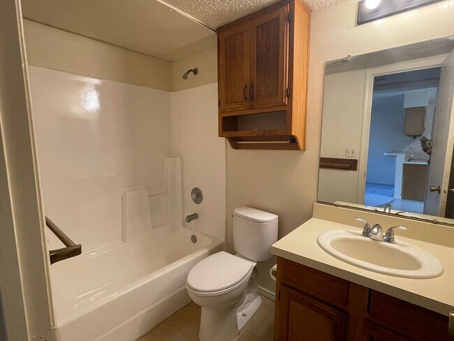 Building Photo - Cosy 2-1 1/2 with a great yard!