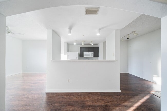 Building Photo - 533 NE 3rd Ave