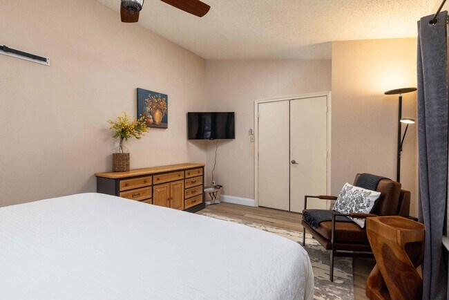 Building Photo - 8467 Willow Creek Dr