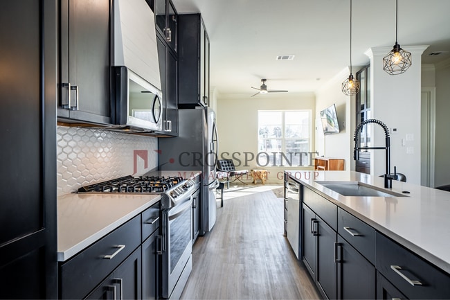 Building Photo - Luxury 3 bedroom, 3.5 Bath, 2 Car Garage Townhome- Fully Furnished!