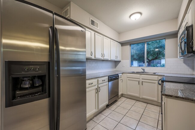 Building Photo - 2611 E Maryland Dr
