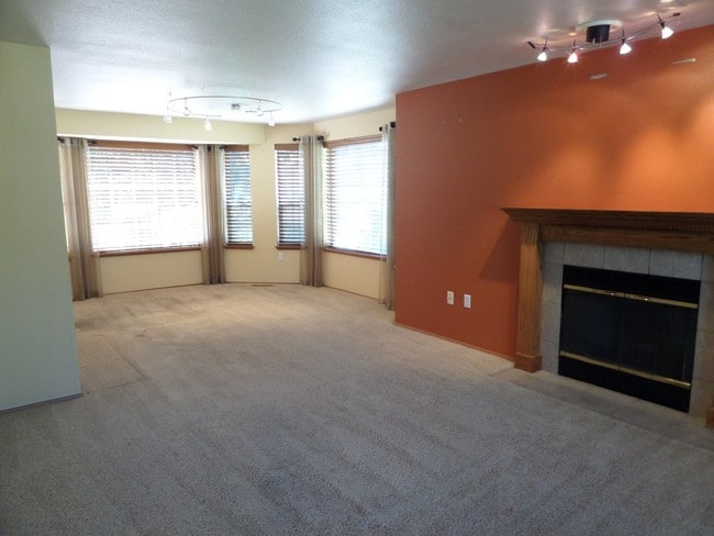 Building Photo - Fabulous 4 Bedroom Home with Gorgeous Fenc...