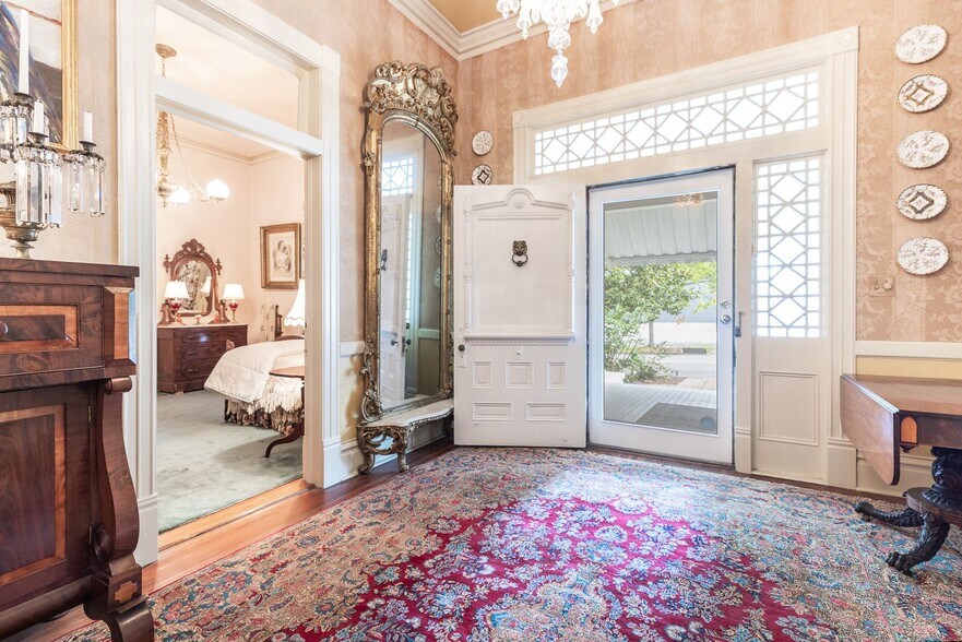 Building Photo - RESIDENTIAL/COMMERCIAL RENTAL - Charming h...