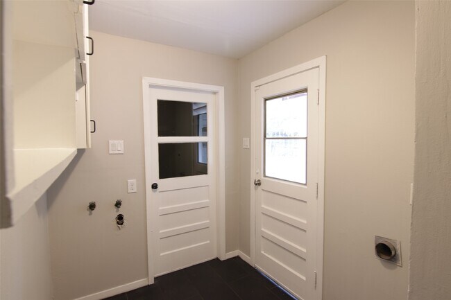 Building Photo - 6915 Edgemoor Dr