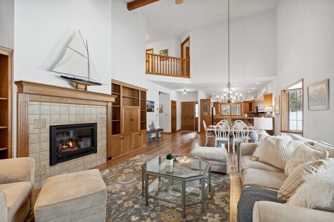 Building Photo - 3 bedroom, 2.5 bath townhome, close to Whi...