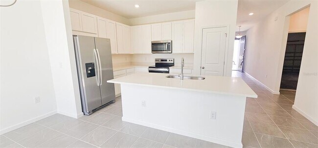 Building Photo - 413 Silver Palm Dr