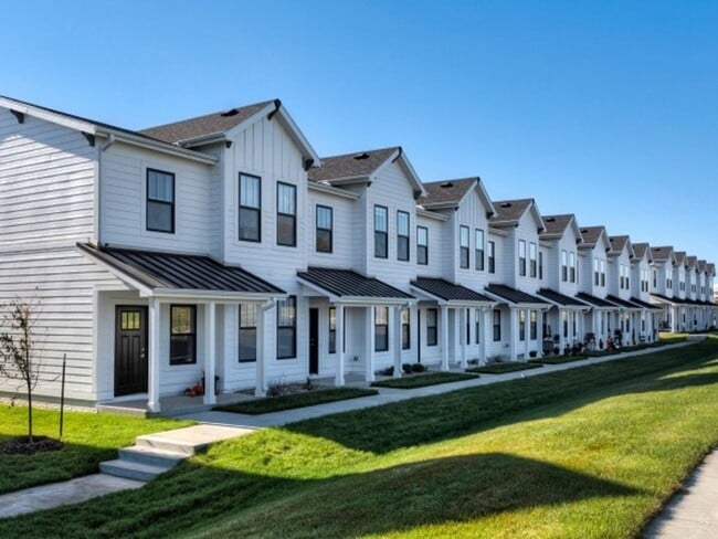 Building Photo - Cove at Prairie Trail Townhomes - Lake View Interior Unit