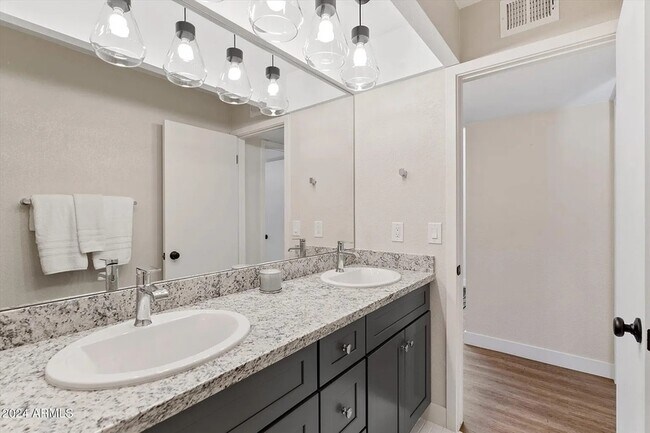 Building Photo - 8175 E Del Cuarzo Dr