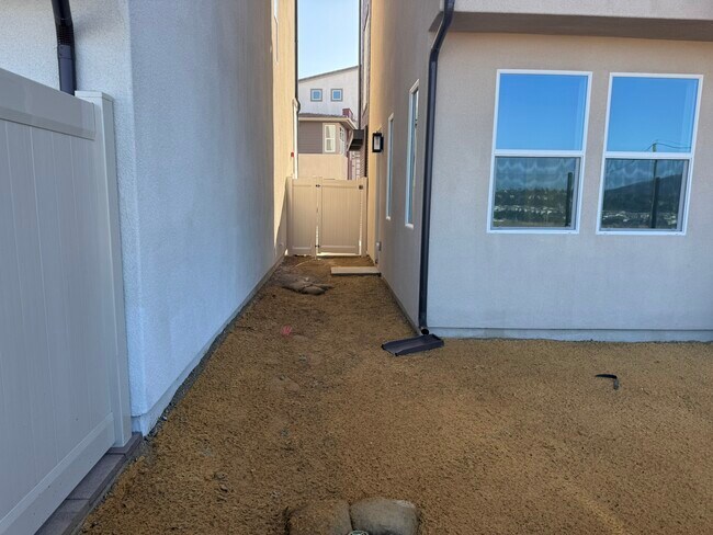 Building Photo - 424 Bunsen St