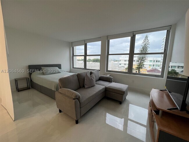 Building Photo - 2899 Collins Ave