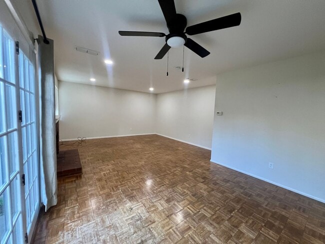Building Photo - Great Townhome in the Pocket area close to everything!