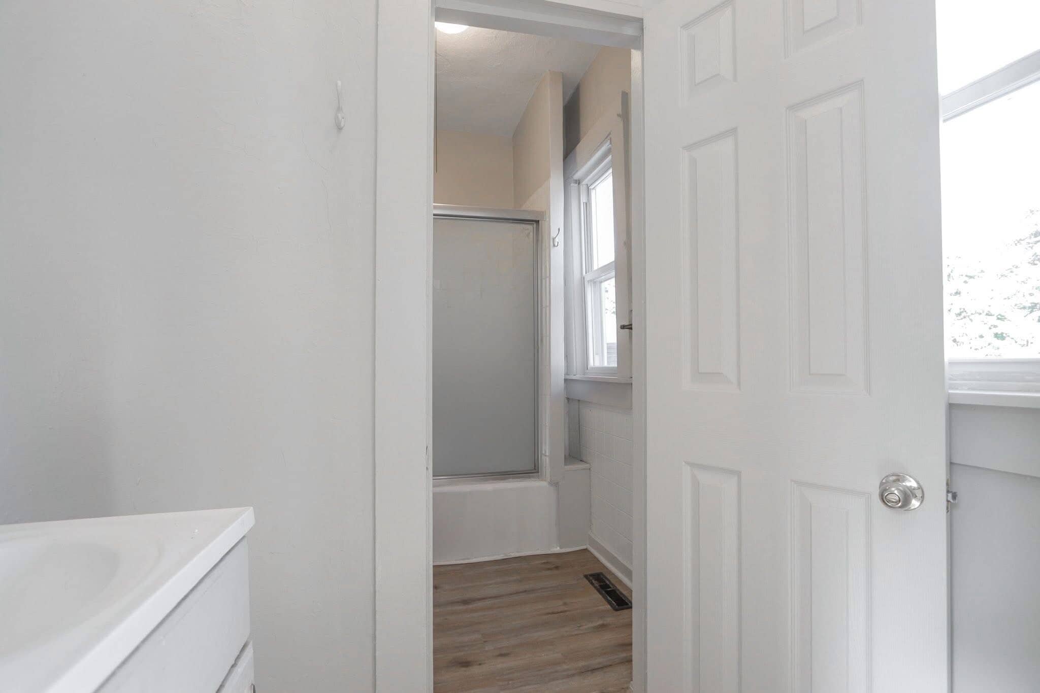 Bathroom - 32 Parker St