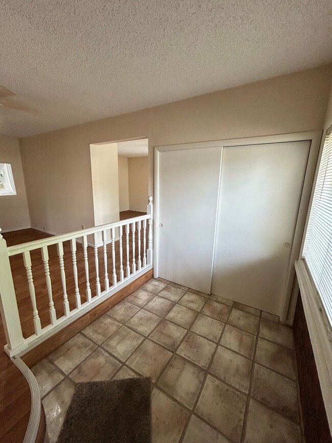 Building Photo - 302 6th Ave W