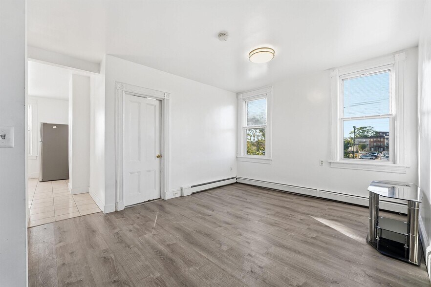 Building Photo - 525 7th St