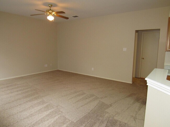 Building Photo - 3 - BEDROOM IN KNOLLCREEK