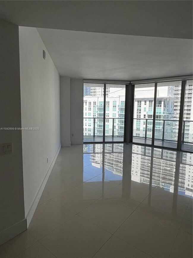 Building Photo - 1300 Brickell Bay Dr