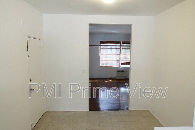 Building Photo - 905 16th St