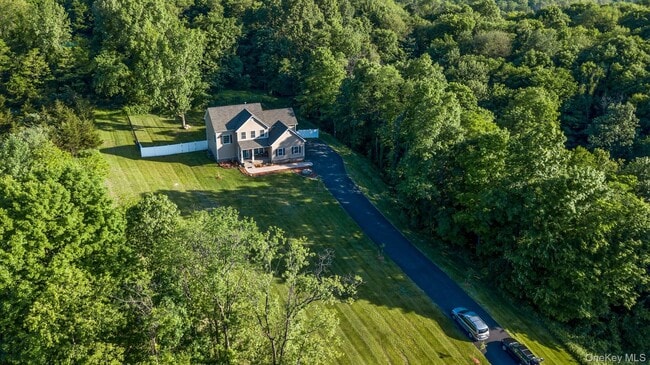 Building Photo - 16 Primrose Ln