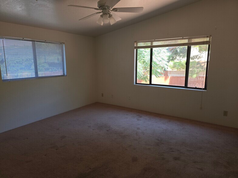 Building Photo - 330 Fairway Oaks Dr