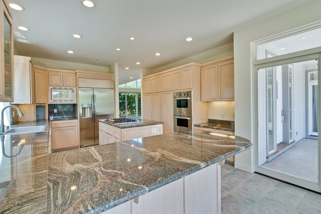 Building Photo - Large 3,767 sqft home on a 10,000 sqft lot- 2 bed located on 1st floor w/ separate entrance - Top...